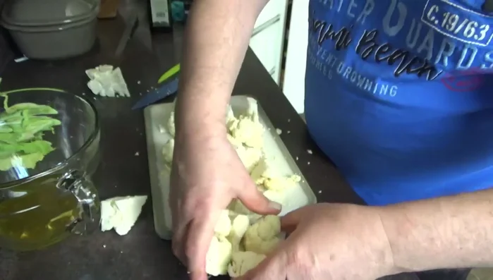 Blumenkohlröschen in die Ölmischung geben und gut vermengen.