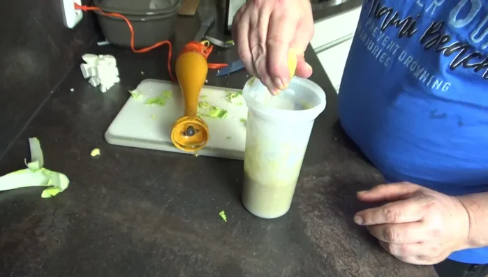 Mit Zitronensaft beträufeln.