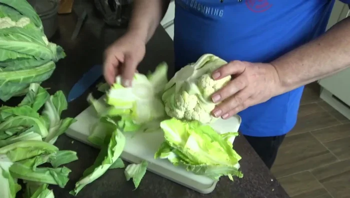 Blumenkohl putzen und in mundgerechte Röschen teilen. Die Blätter beiseite legen.