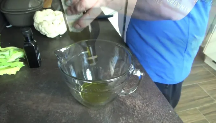 Olivenöl und Leinöl/Leinsamenöl in einer Schüssel vermischen.