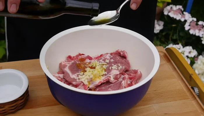 Marinade aus Olivenöl, Oregano, Thymian, Pfeffer, Zimt, Kreuzkümmel und Koriander zubereiten. Lammfleisch damit gut vermischen und mind. 2 Stunden marinieren (am besten über Nacht).