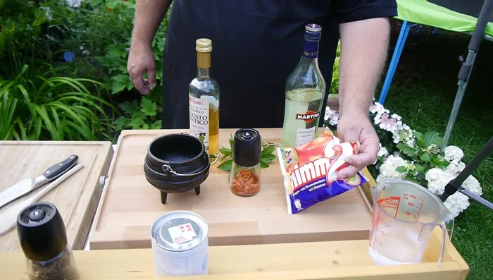 Für die Sauce: Nimm2 Bonbons (nur die orangenen), Petersilie, weißen Balsamico, Butter und Minze vorbereiten.