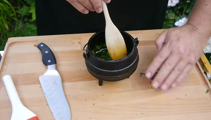 Minz-Bonbon-Sauce mit den Lamm-Nackensteaks servieren.