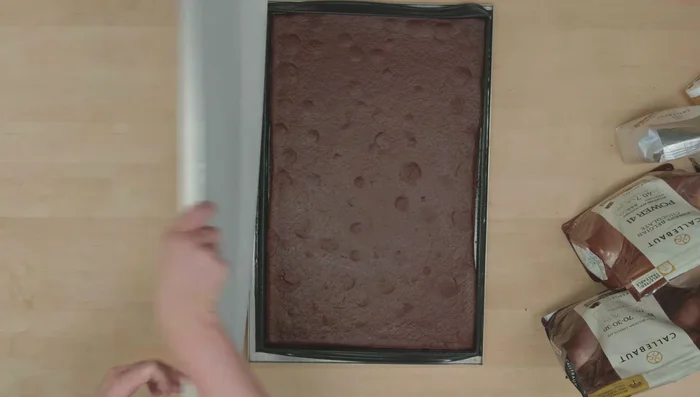 Biskuit auskühlen lassen und Böden ausstechen.