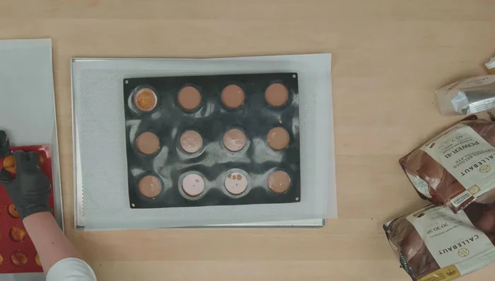 Gefrorene Aprikosen-Kerne aus den Formen lösen.