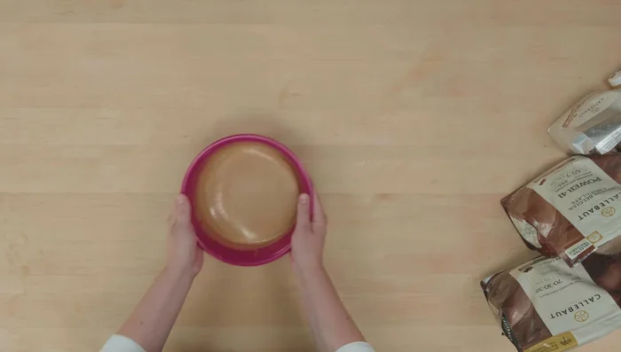 Glasur erwärmen (ca. 35-36°C) und die Törtchen damit überziehen.