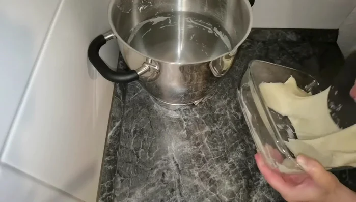 Den klebrigen Seitan-Teig in kaltes Wasser geben und das Mehl auswaschen, bis die Flüssigkeit weiß ist (ca. 30 Minuten). (133)