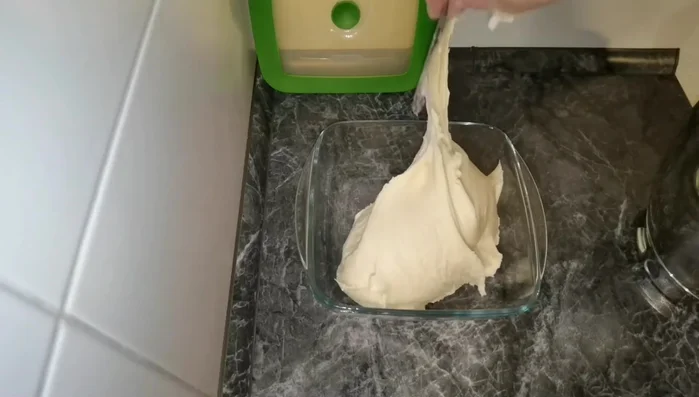 Dinkelmehl mit Wasser (6150ml), Salz und selbstgemachter Hefe zu einem Teig kneten (5-8 Minuten). 20 Minuten ruhen lassen. (62.579)