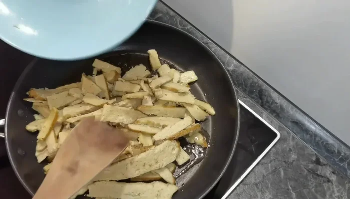 Seitan in Scheiben schneiden und in der Pfanne anbraten. (681.09)