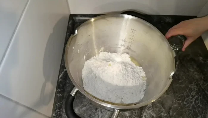 Pitabroteig zubereiten. (70.77)