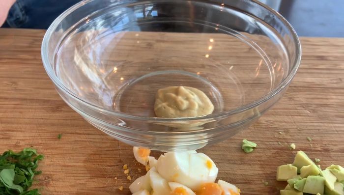 Vinaigrette zubereiten: Zucker, Salz, Orangenschale, Zitronenschale, Mangoessig und gutes Olivenöl vermischen.