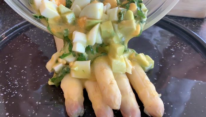 Vinaigrette über den Salat geben.