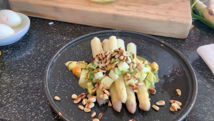 Mit karamellisierten Pinienkernen garnieren.