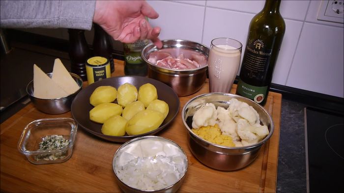 Hähnchenschenkel mit Olivenöl, Salz, Pfeffer und Masala Gewürzmischung würzen. Ungefähr 2 TL der Gewürzmischung verwenden.