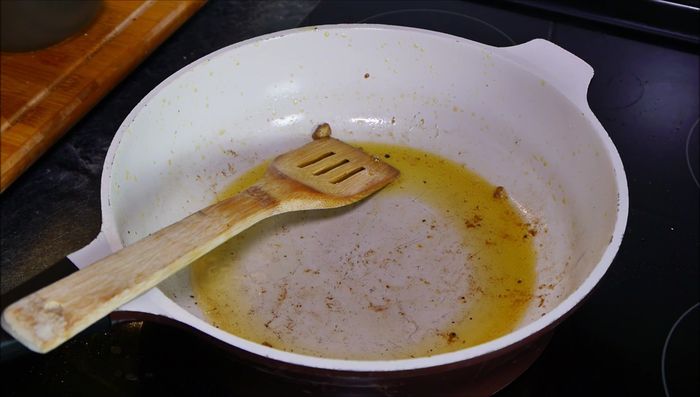 Zwiebeln und Knoblauch in die heiße Pfanne geben und kurz mitbraten.