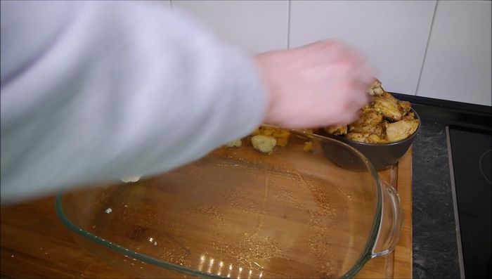 Alle Zutaten (Fleisch, Soße, Kartoffeln, Blumenkohl) in eine Auflaufform geben und vermengen.