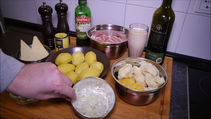 Zwiebeln und Knoblauch in Würfel schneiden.