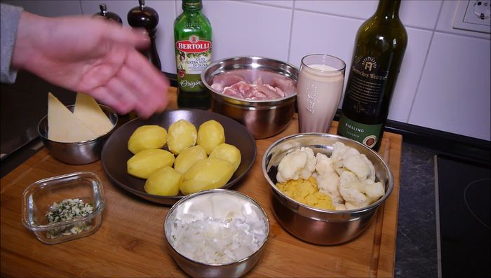 Kartoffeln und Blumenkohl vorkochen.