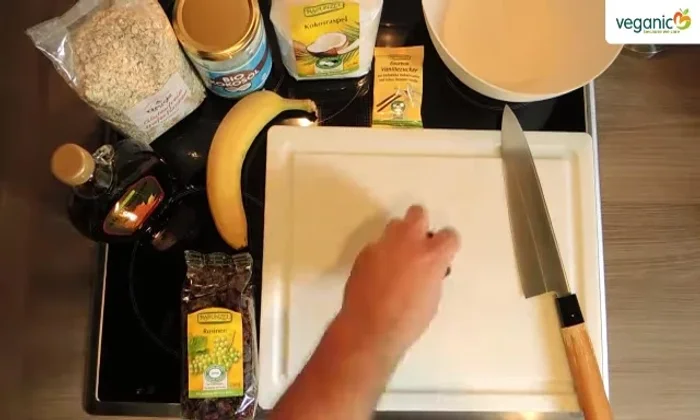 Aprikosen fein hacken (je kleiner, desto besser).