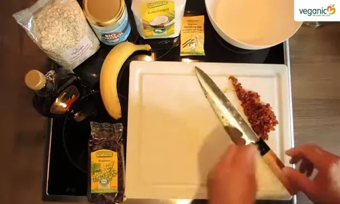 Rosinen ebenfalls fein hacken.