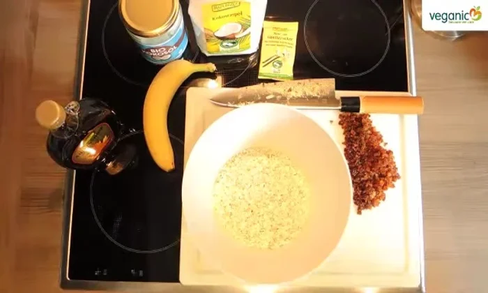 Haferflocken, gehackte Trockenfrüchte und Vanillezucker in einer Schüssel vermengen.