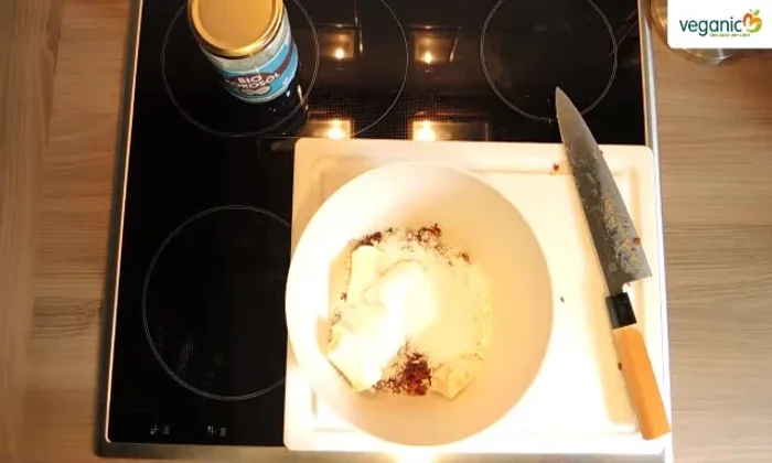 Ahornsirup und Kokosöl unterrühren.