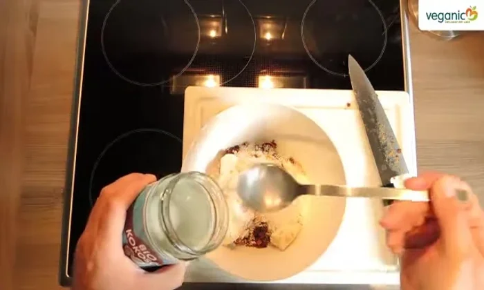 Alles mit einem Mixer gut vermischen, bis ein Teig entsteht.