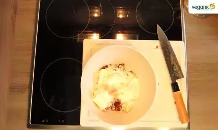 Aus dem Teig kleine Kugeln formen.