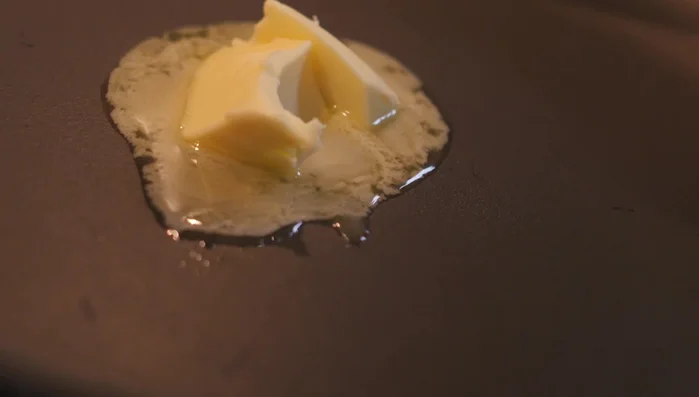 Butter zerlassen, Zwiebel und Knoblauch darin anschwitzen.