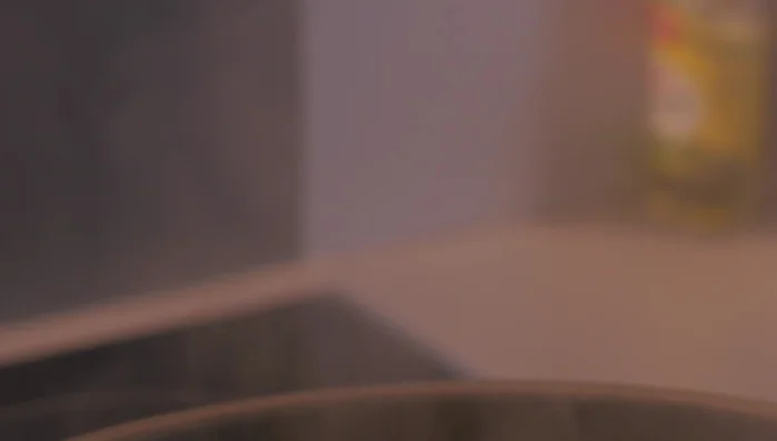 Currypulver hinzufügen, mit Milch und Sahne aufgießen.