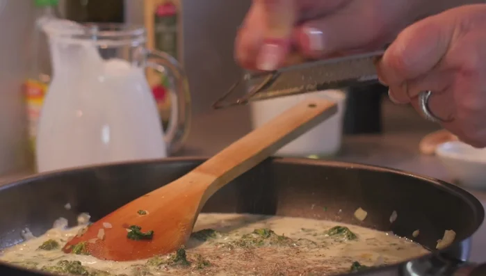 Masse mit Muskat, Salz und Pfeffer abschmecken.