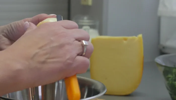 Zwiebel und Knoblauch schälen und fein würfeln.