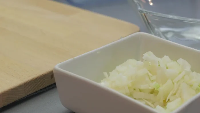 Kartoffeln schälen und in Scheiben schneiden.