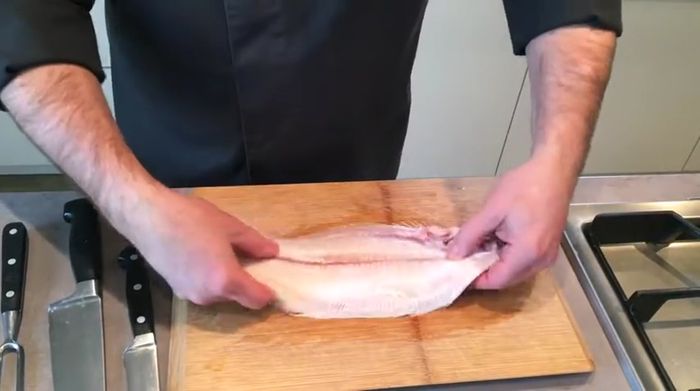 Bereiten Sie die Seezungenfilets vor. Schneiden Sie die Filets in gleichmäßige Stücke. Die Hautseite ist später außen.