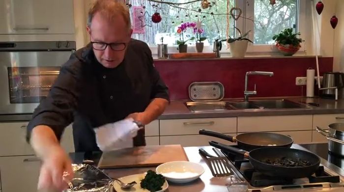 Safransauce zubereiten: Safran in etwas Zuckerwasser aufkochen und ziehen lassen.