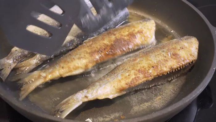 Heringe in der Pfanne bei mittlerer Hitze (Stufe 6 von 9) langsam von beiden Seiten braten. Auf Gare achten: Wenn sich das Rückgrat leicht vom Fleisch löst, ist der Fisch gar.