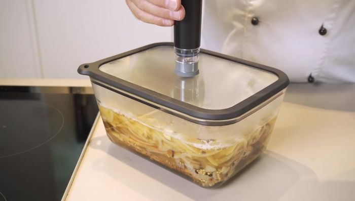 Schüssel mit Deckel verschließen und ein Vakuum ziehen (optional).