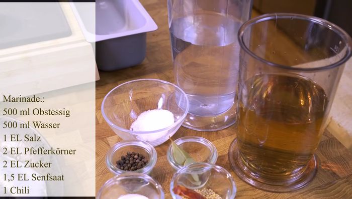 Fond zubereiten: Wasser, Essig, Salz, Zucker, Pfefferkörner, Senfsaat, Chilischote, Lorbeer und Nelken in einem Topf zum Kochen bringen.