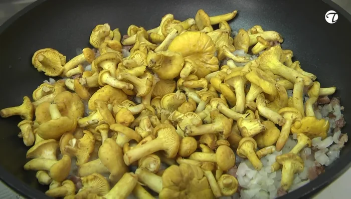 Die Pfifferlinge mit den Zwiebeln und dem Speck braten, bis eine homogene Masse entsteht.