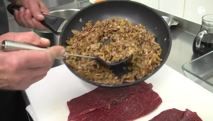 Die abgekühlte Pfifferlingsmasse reichlich in die Hirschrouladen füllen.