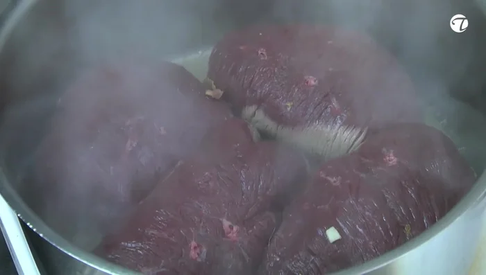 Die Rouladen in einen Topf legen und von einer Seite anbraten. Bratgemüse hinzufügen.