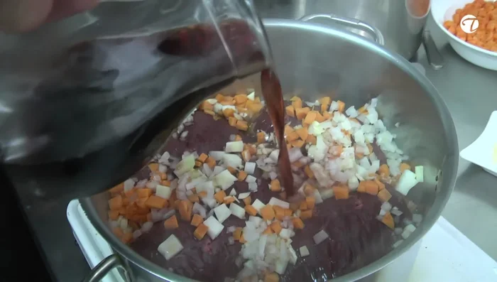 Den Topf mit ca. 4-4,5 Liter Brühe auffüllen, sodass die Rouladen bedeckt sind.