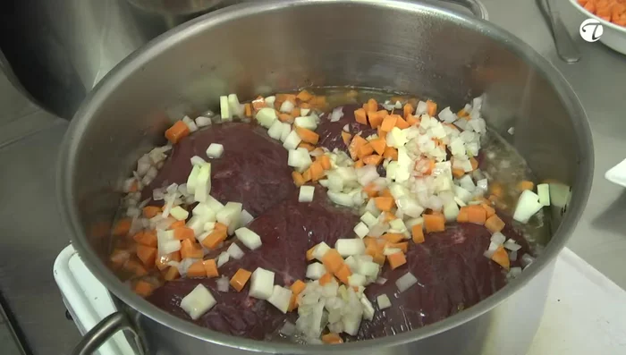 Abgedeckt bei niedriger Temperatur ca. eine Stunde köcheln lassen.