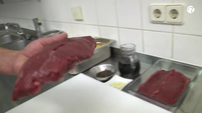 Die fertig geschnittenen Rolladen leicht klopfen, mit Salz und Pfeffer würzen. Zaghaft würzen, da Räucherspeck verwendet wird.