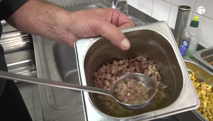 Zwiebeln und Knoblauch mit Speck anbraten. Für die Pfifferlinge mageren Rückenspeck verwenden.