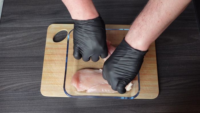 Marinieren: Hähnchenbrust in die Marinade geben, gut vermischen und für mindestens 4 Stunden im Kühlschrank ziehen lassen.