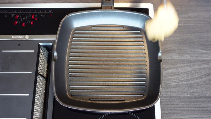 Grillen oder Braten: Hähnchenbrust auf dem heißen Grill oder in einer gut erhitzten Pfanne von jeder Seite ca. 3 Minuten braten.