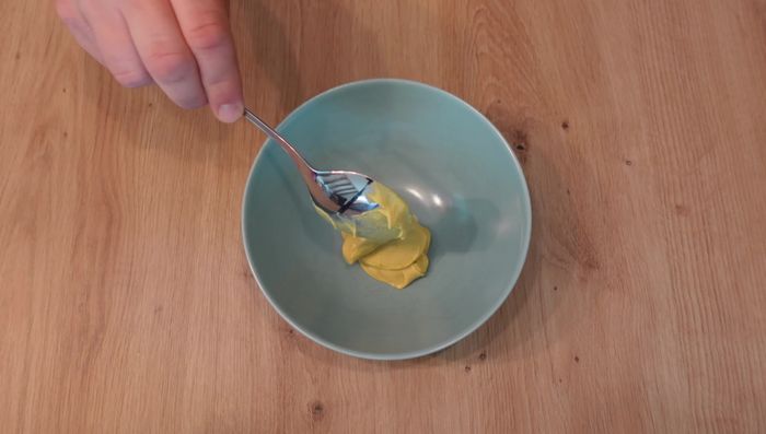 Marinade zubereiten: In einer Schüssel Senf, Honig, die Gewürzmischung und Öl verrühren.