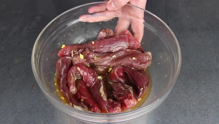 Grill auf indirekte Hitze vorheizen (ca. 140°C).