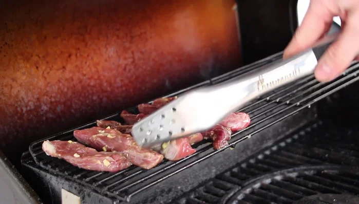 Das Lammfilet auf den Warmhalterost legen und 8-10 Minuten garen.